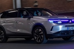 Opel научил кроссовер Grandland общаться с пешеходами световыми сигналами